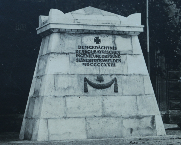 AK Ingolstadt / 1923 / Foto Karte / Denkmal Kgl. Bayrisches Ingenieurcorps und seiner Toten Helden / Kaserne